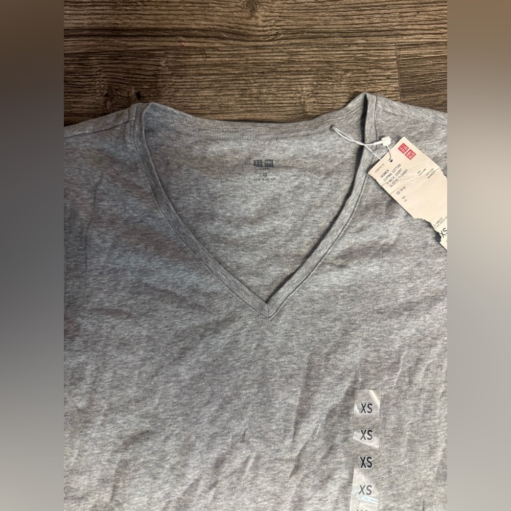 Uniqlo Heather Gray V-Neck Short Sleeve Tee - Picture 2 of 6